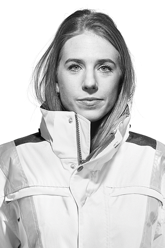 Portret foto van Anna in het zwart/wit 