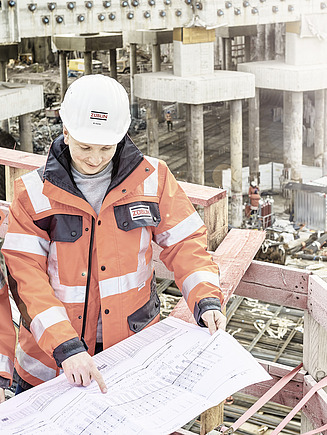 Medewerker communiceert via portofoon