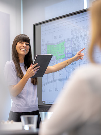 Fototechnicus in kantoor bekijkt plan