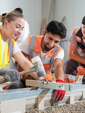 Foto groep leerlingen komt naar ons toe
