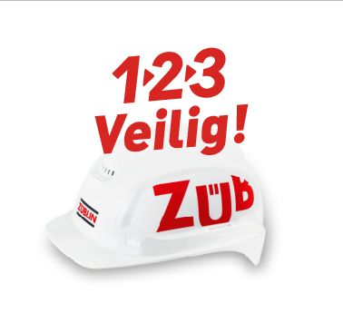 Foto man sluit een kabel aan 