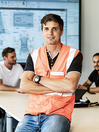 Foto van werknemers in gesprek op de werf