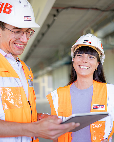Mensen op de bouw staan samen