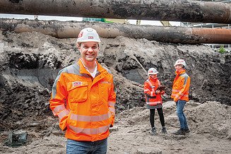 Foto van Design Manager Martijn op de bouwplaats met veiligheidsjas en helm